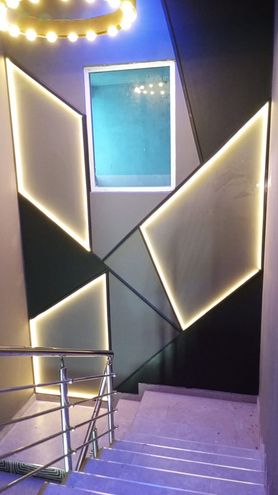 Painel de madeira decorativo com iluminação embutida